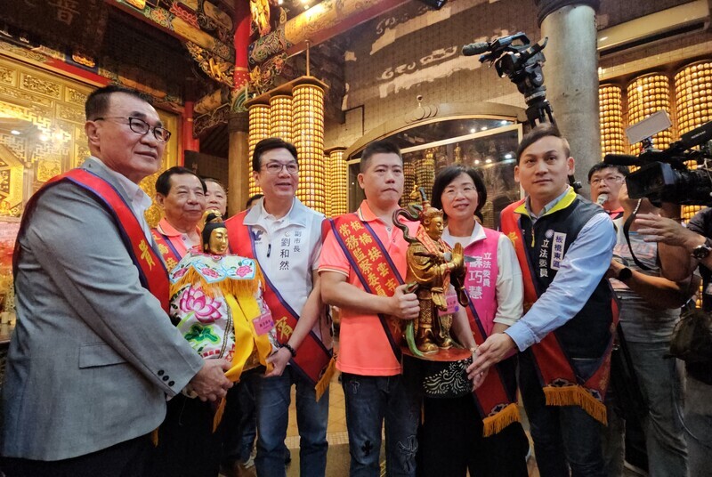 板橋觀音出巡 藍綠白市長可能參選人不缺席