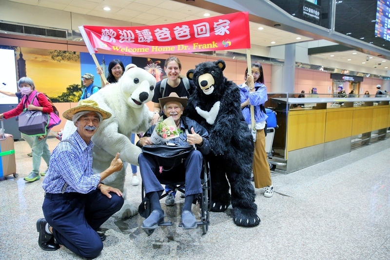 「譚爸爸」返台響應永續啟航 紙風車玩偶熊抱接機