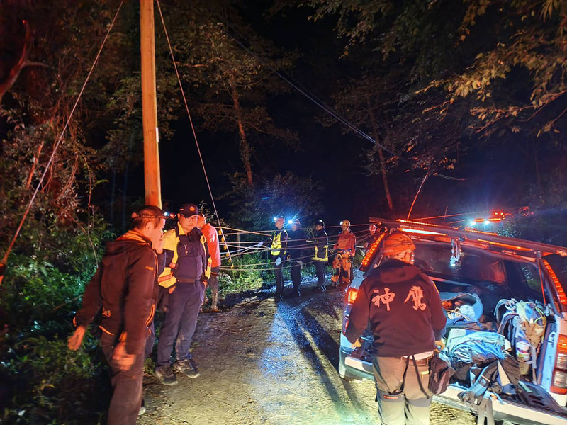 南投力行產業道路客貨車墜谷60米 傷者尋獲時已亡