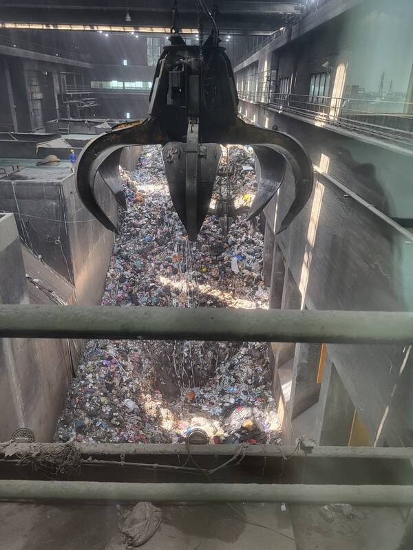 高雄焚化廠吊車操作員涉變賣違規菸品 4人遭起訴