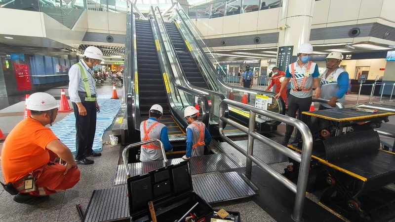 高鐵嘉義站電扶梯停12小時為救貓 牠卻自行脫困