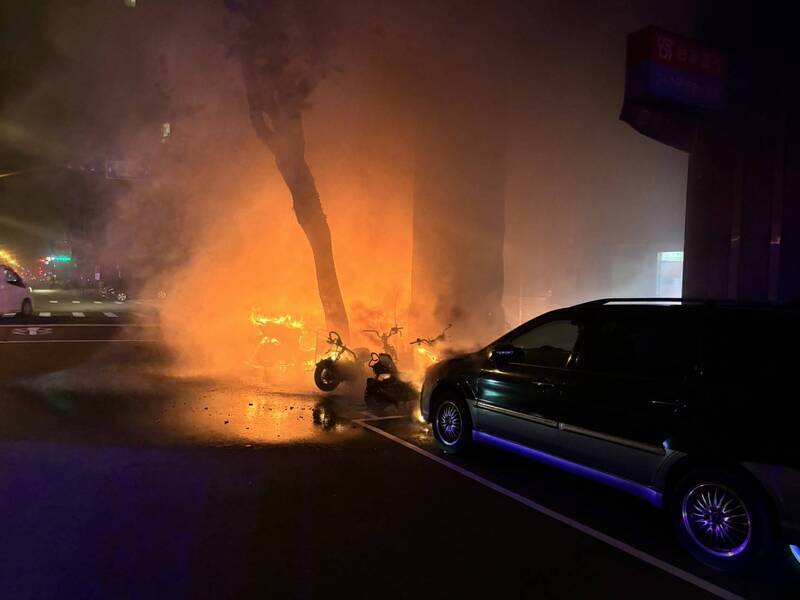 台中北區商辦前凌晨起火 11輛汽機車燒毀無人傷