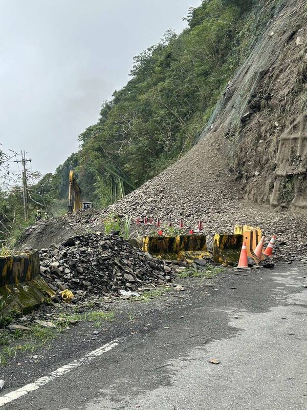 藤枝聯外道路10k邊坡再崩塌 道路封閉雙向管制
