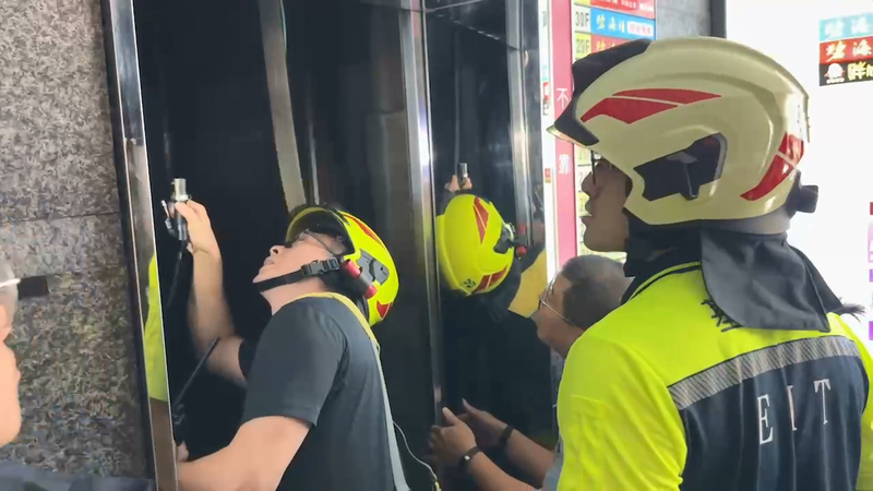 颱風天基隆大樓電梯突下墜 3人受困平安獲救