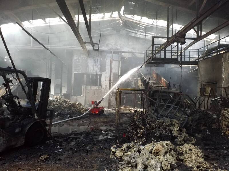 竹縣新埔鐵皮倉庫火警撲滅 出動消防機器人救災