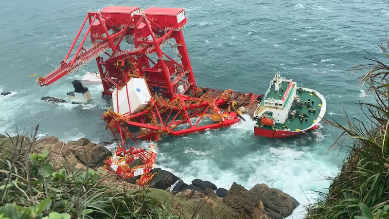 貨輪擱淺野柳浪大無法抽油 尋找適合船舶支援