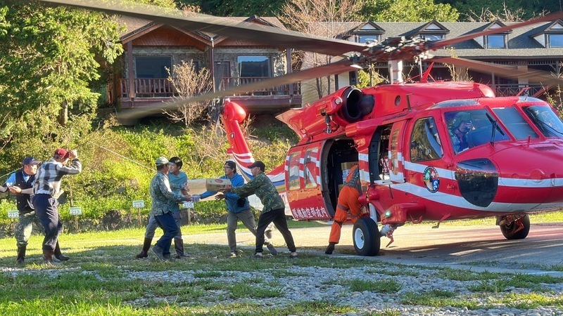 司馬庫斯150人受困 直升機載送物資進部落