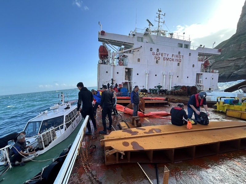 中國貨輪擱淺野柳 人員登船巡檢油櫃完成堵漏