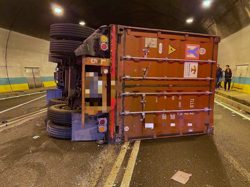 國3碧潭隧道南向聯結車翻覆 駕駛涉酒駕被送辦