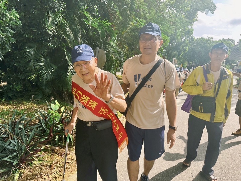 弘道基金會爺奶健走 99歲翁靠雙腳挑戰迎向百歲人生