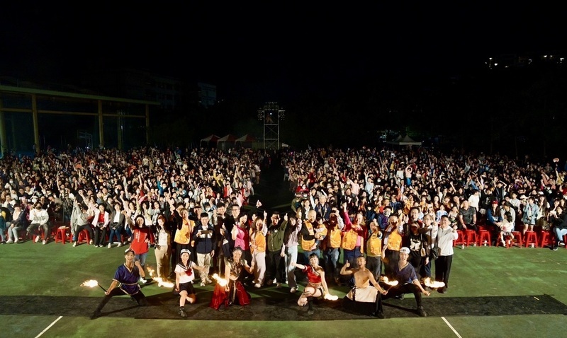 卓冠廷邀鄉親看紙風車演出 逾3000民眾親子同樂