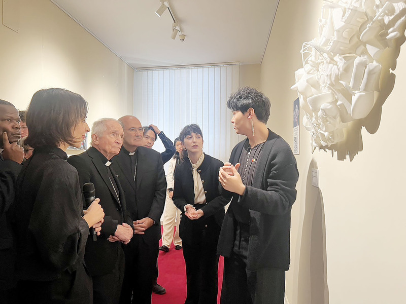 教廷教長參觀台灣AI藝展 虛擬穿梭萬華廟宇