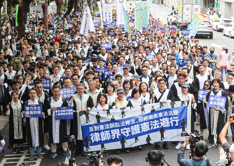 拒絕憲訴法修惡遊行 律師團：惡質立法毀憲亂政