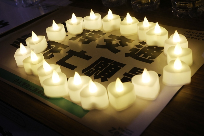 哀悼交通事故傷亡者 路權團體守夜活動盼重視問題