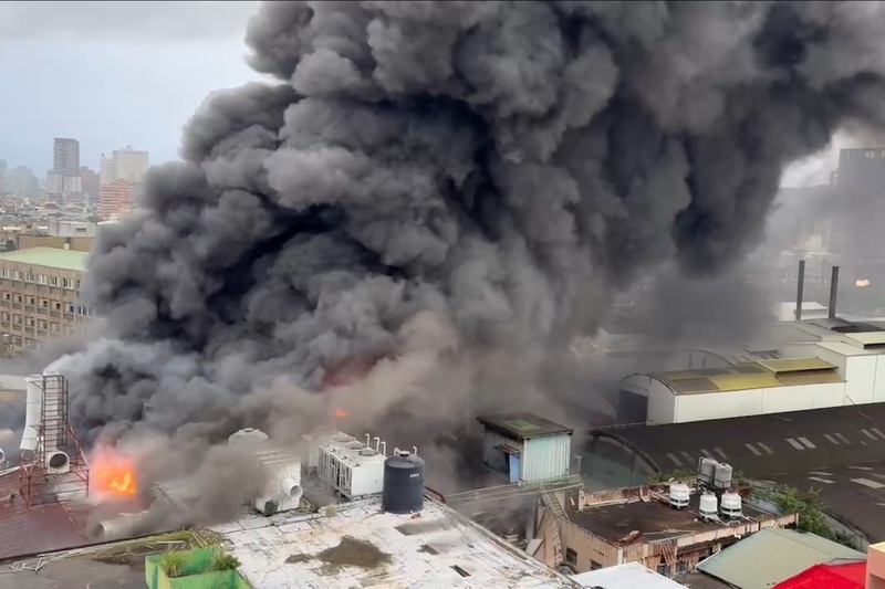 桃園不織布工廠大火獲控制 竄濃煙波及14里空品