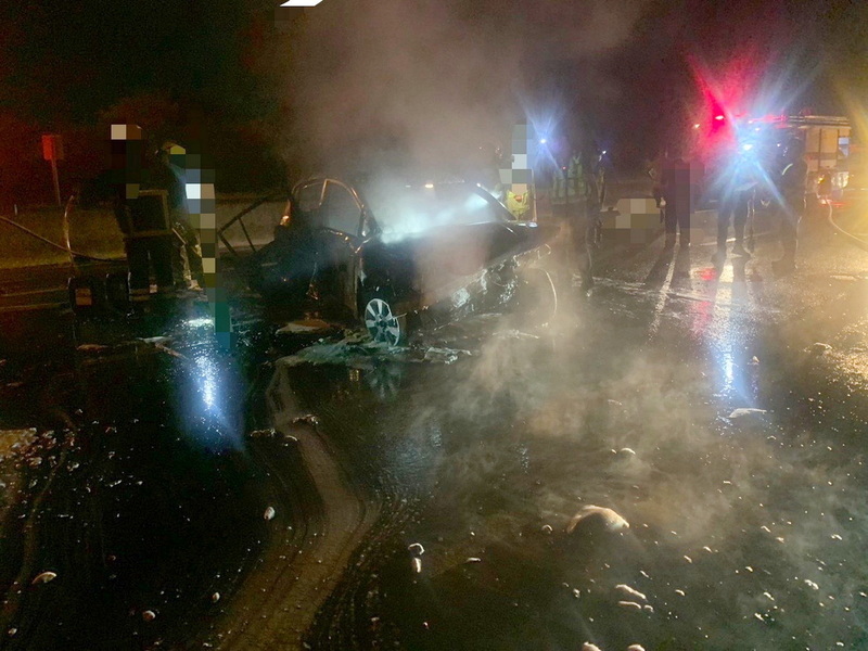 國道1水上段3車追撞 1駕駛受困車內燒成焦屍