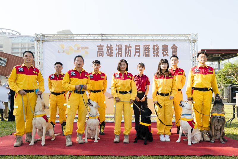 2025新北消防月曆 工作犬除搜救也賣萌超療癒