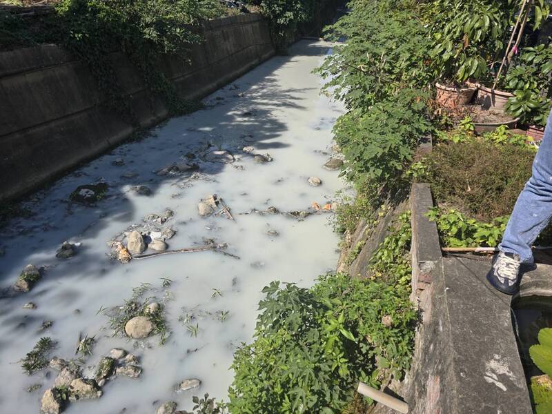 台中牛角坑溝水變白色疑業者偷排放 環保局稽查