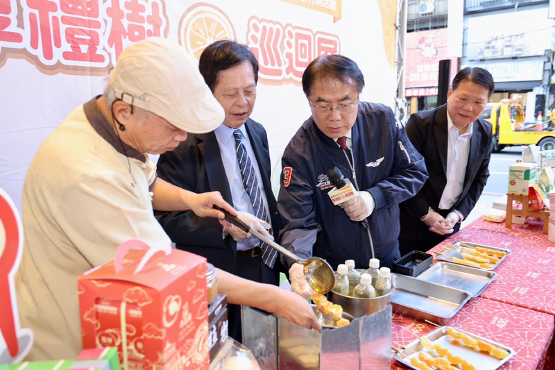 黃偉哲示範製作柳橙糖葫蘆 向新竹消費者推台南農產