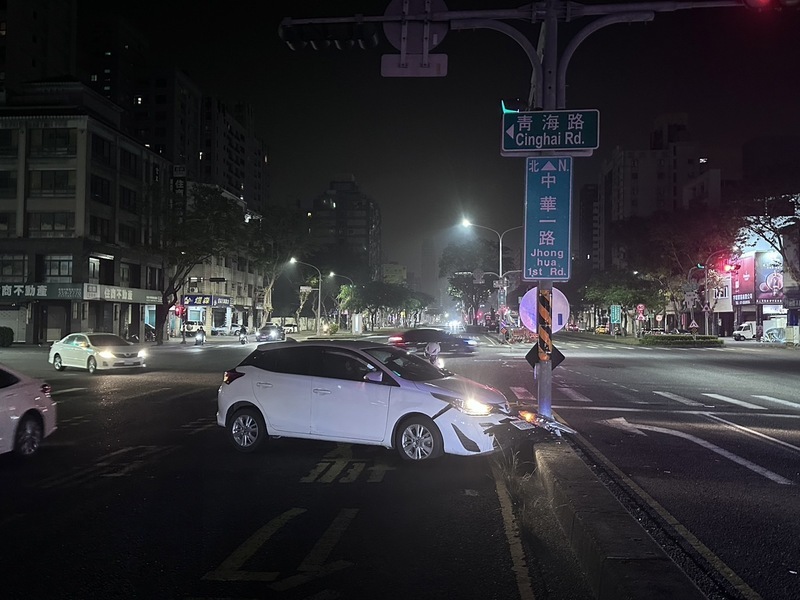 高雄自小客車自撞分隔島 駕駛棄車逃逸失聯