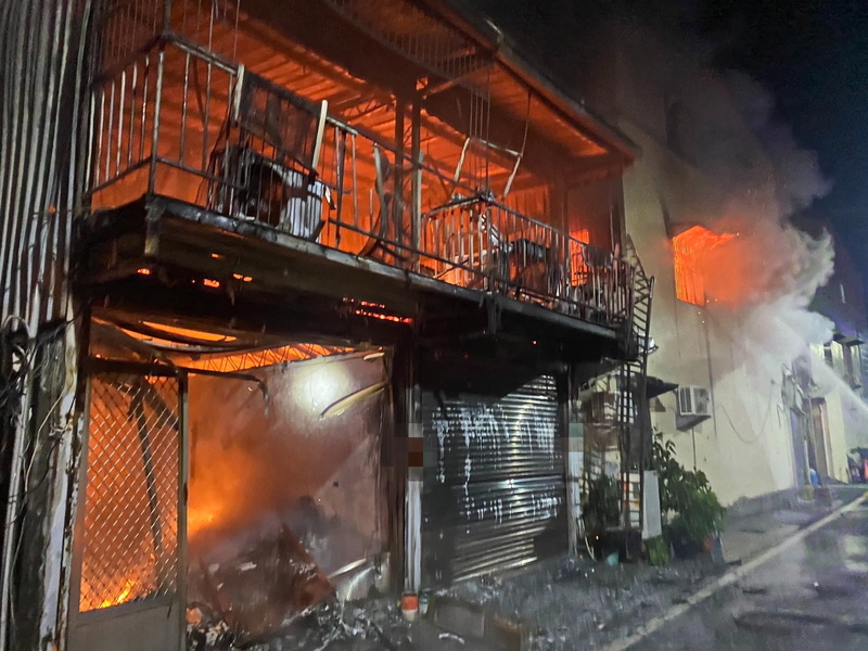 嘉義民雄凌晨大火 燒毀數戶民宅1人灼傷送醫