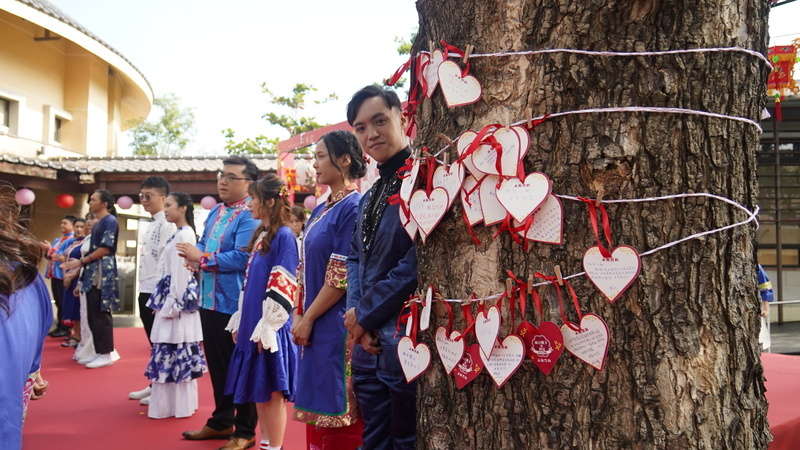 傳統融合多元文化 21對新人參與高雄客家集團婚禮