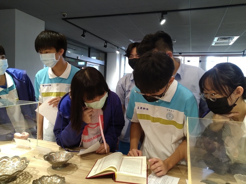 新北秀峰高中、暨大附中推廣閱讀 獲選績優圖書館