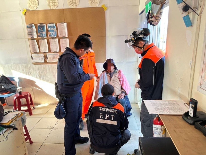 蚵子寮漁港民眾絆到碼頭纜繩落海 海巡派艇救援