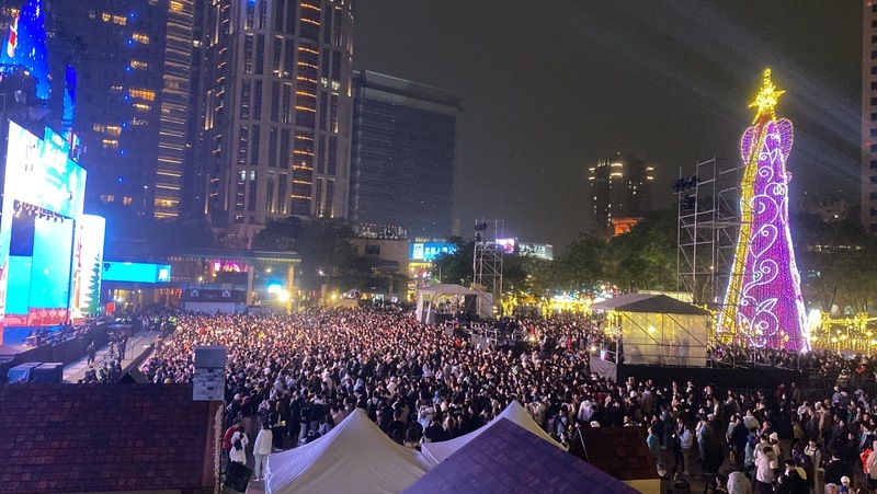 低溫難擋新北耶誕城人潮 市府夜訪街友送溫暖