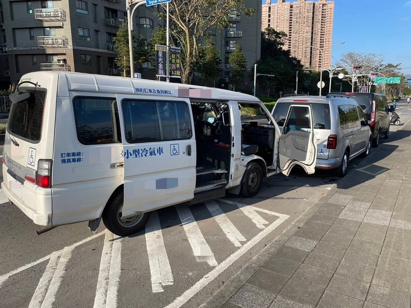 台北復康巴士駕駛疑吸喪屍煙彈 汐止撞2車送辦