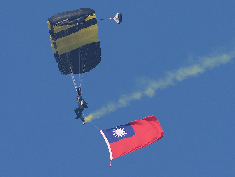 神龍小組1萬呎高空秀疊傘特技 展現精湛操傘能力