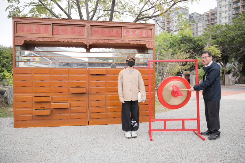 竹市舊物新玩意拍賣 萬元決標檜木中藥櫃吸睛