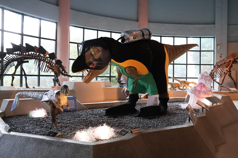 科博館恐龍穿蛙鞋背氣瓶 潛水裝盼傳達環境永續