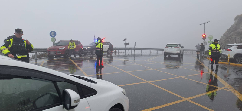遊客衝合歡山迎元旦曙光 雨霧籠罩仍擠爆武嶺