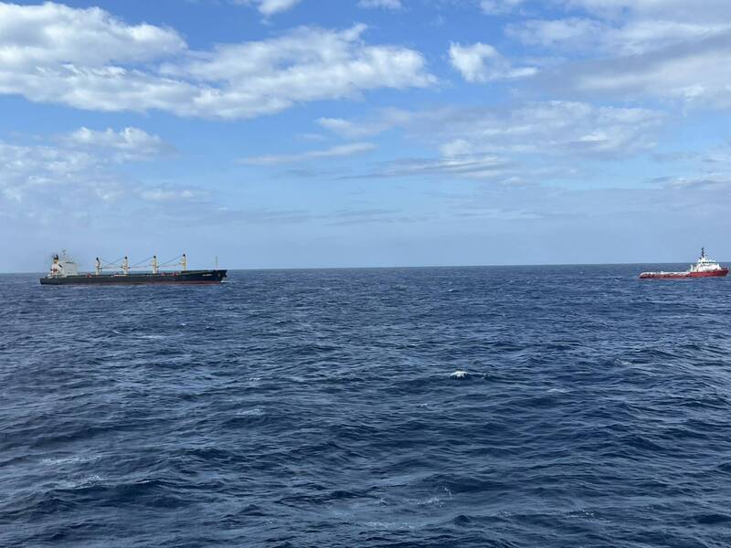 屏東外海貨輪機艙失火失動力仍有17人 6日拖返高港