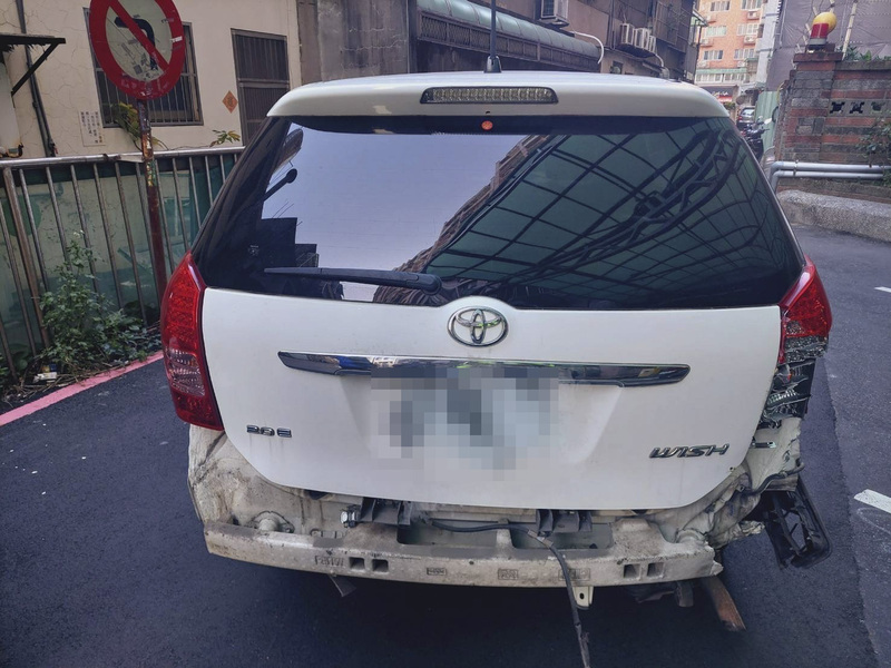 桃園婦開車失控撞11輛汽機車後逃逸 警逮人送辦