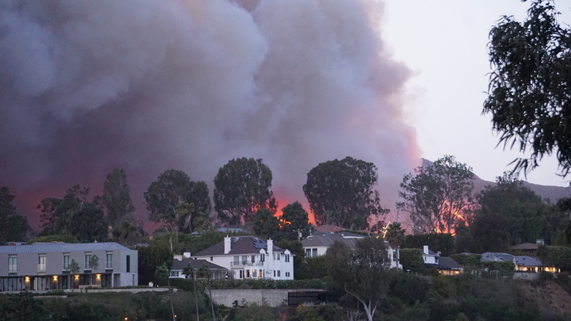 洛杉磯高級社區火災 強風蔓延火勢致數千人撤離