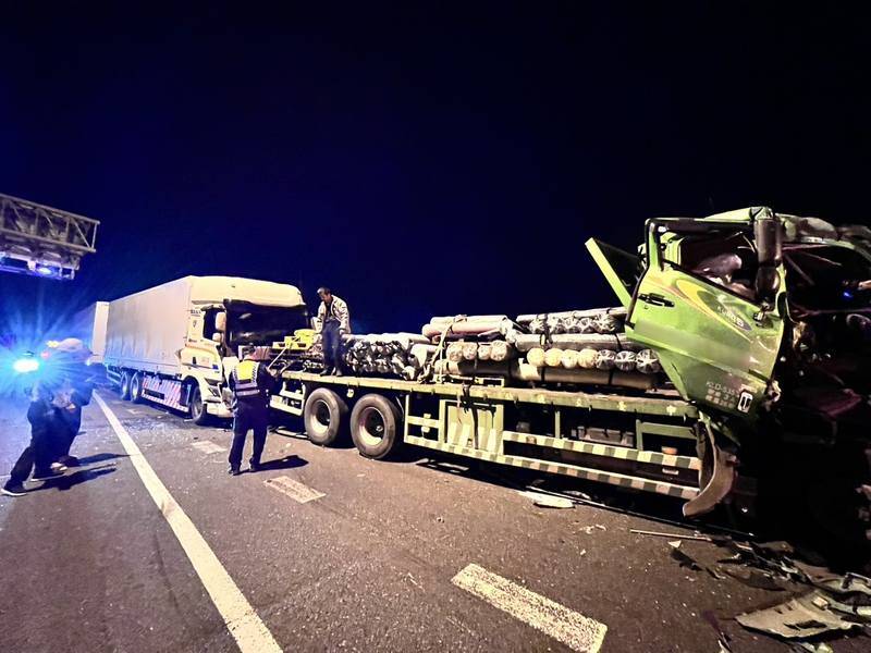 國3後龍路段大貨車追撞 2人受傷送醫