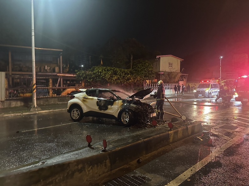 新北火燒車 陸配酒駕自撞匝道護欄幸無傷