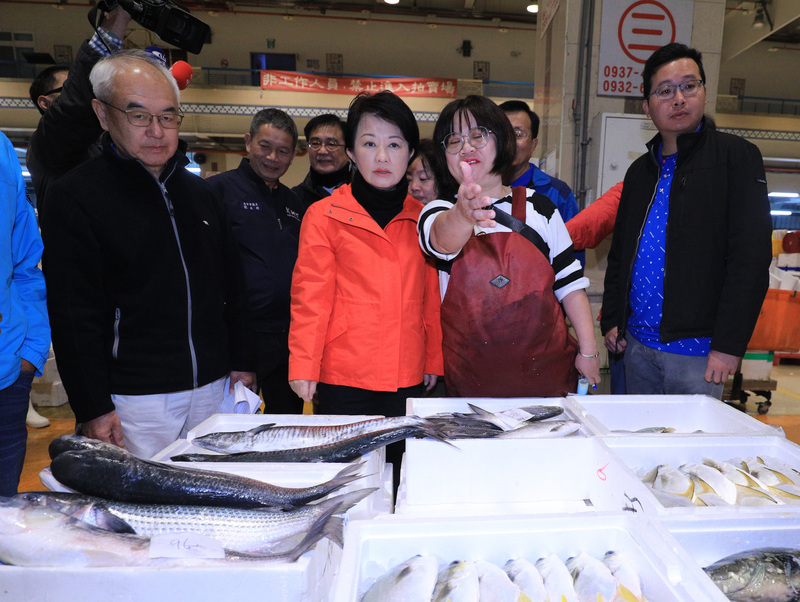 盧秀燕春節前視察批發市場 關心蔬果魚貨供給量