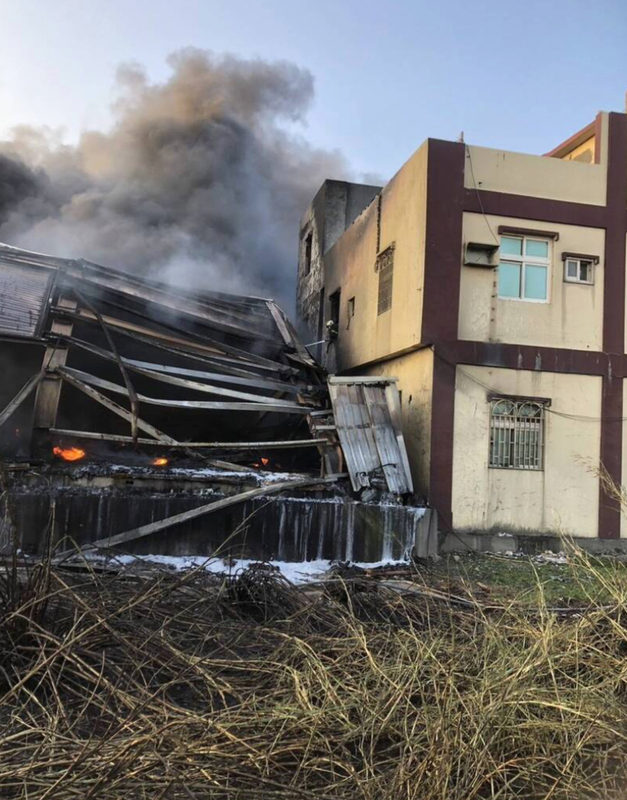 彰化工廠大火波及多間民宅無人傷 消防車噴水降溫