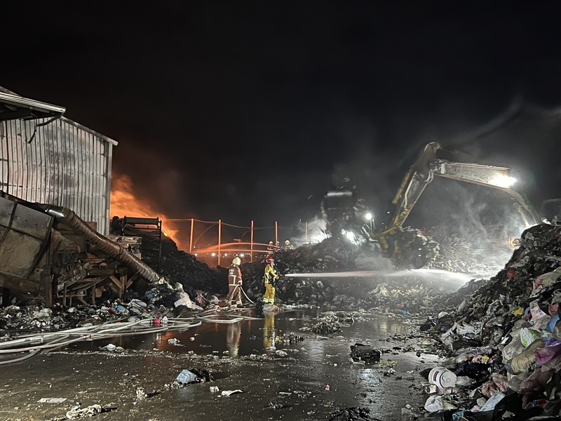 澎湖紅羅垃圾場火警 消防灌救近15小時獲控制