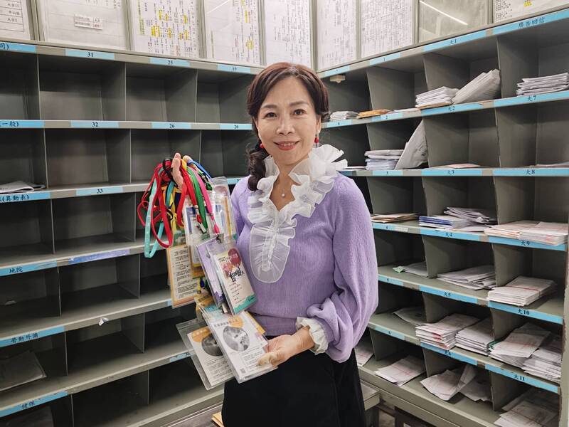 郵務員劉玉珍擅吹薩克斯風 公司活動熱場好手