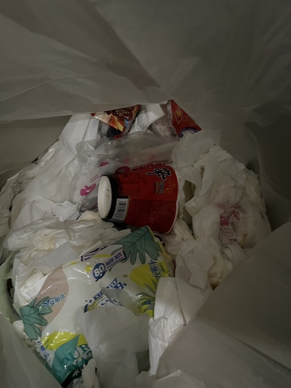 排雲山莊被亂丟泡麵碗 玉管處籲自己垃圾帶下山