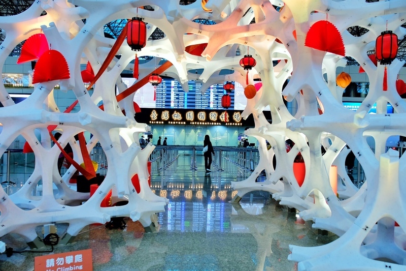 農曆春節桃機飄年味 舞獅與財神爺伴旅客迎蛇年