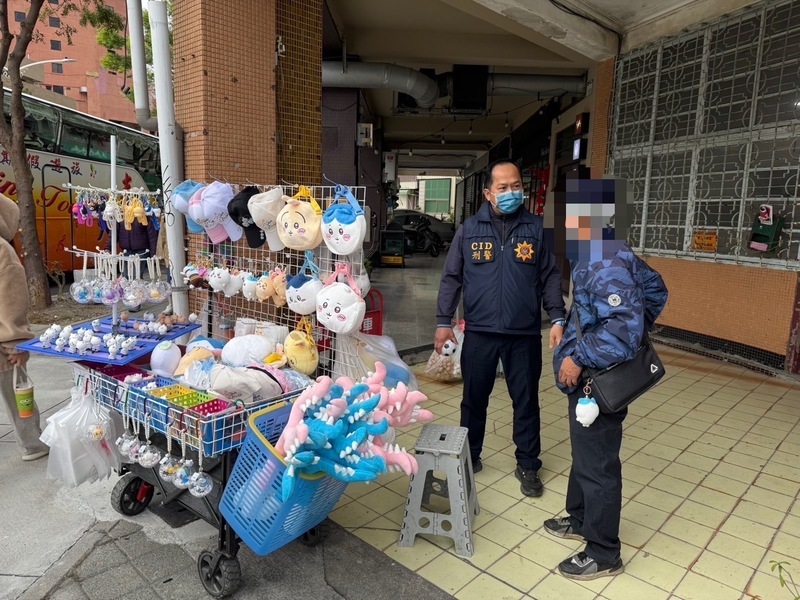 男違規擺攤賣未授權吉伊卡哇 遭高市警開罰函送