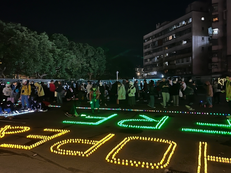 支持者「北所小圍爐」挺柯文哲 小年夜聚集靜坐