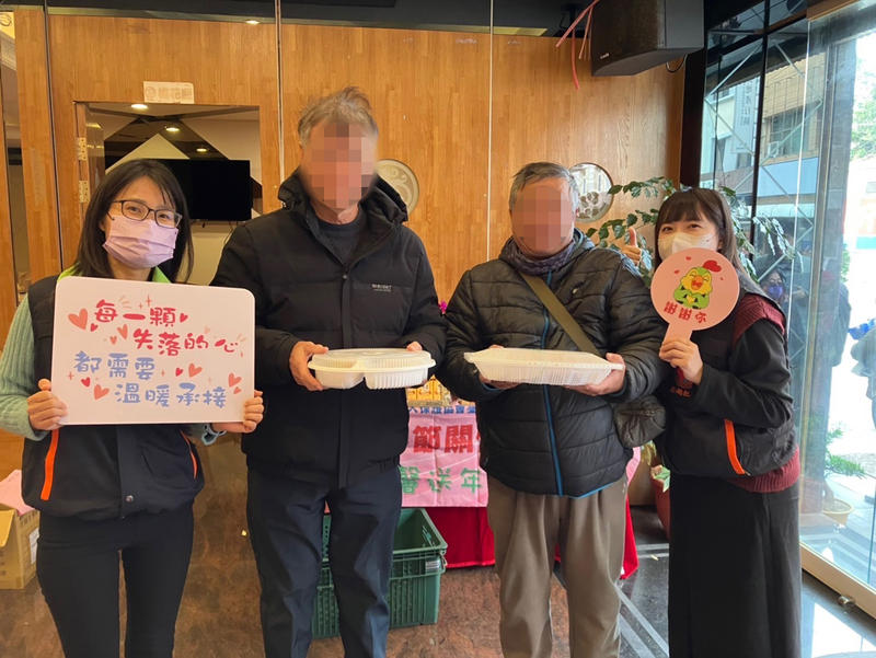 澎湖犯保「用馨圍爐」送年菜 馨生家庭感受溫暖