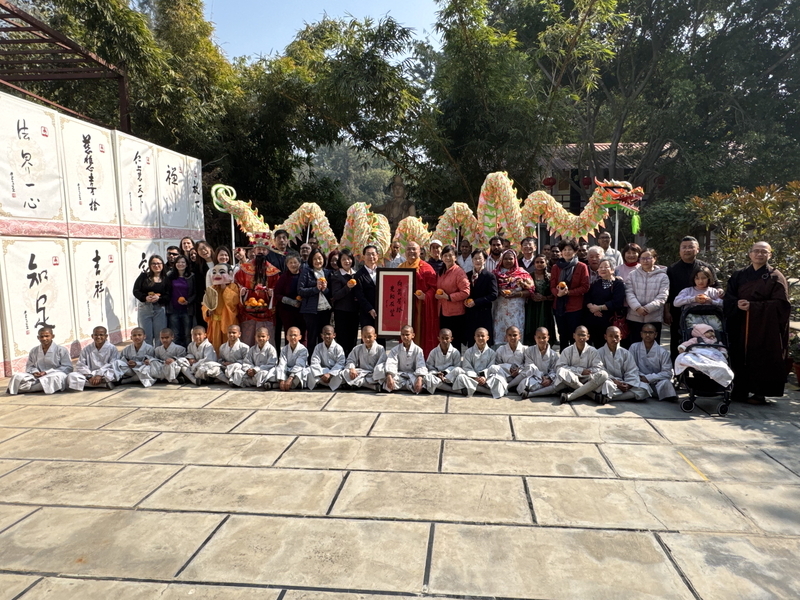 德里佛光山沙彌新春舞龍 解印度台人思鄉之苦