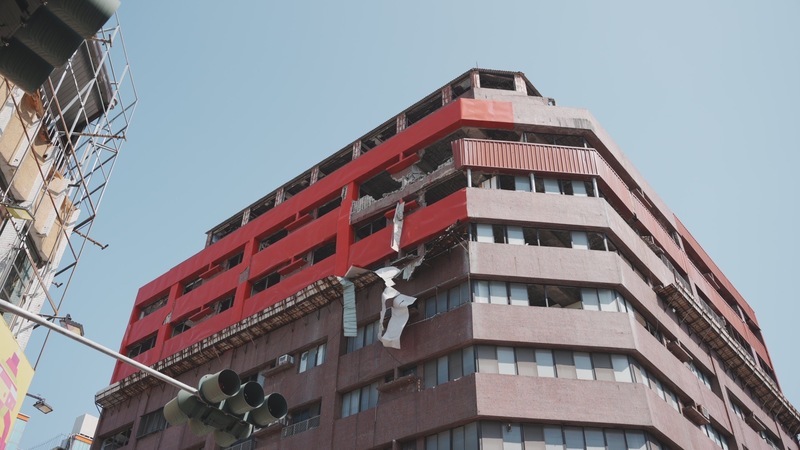 地震釀來亞大樓外牆剝落 黃偉哲：若危樓應重建